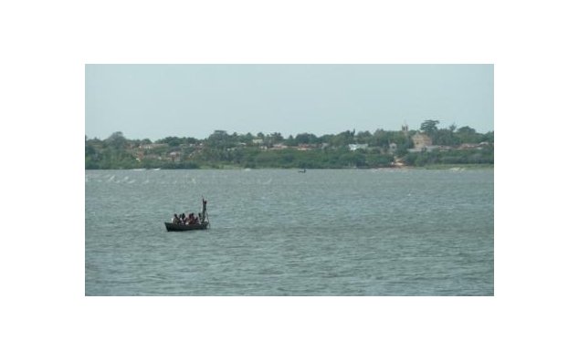 Pirogue sur le lac Togo, au fond la cathédrale de Togoville